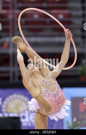 Sofia, Bulgarien - 30. März 2018: Sara Llana Spanien tritt mit Basketball bei der Rhythmischen Turnen-Weltmeisterschaft Sofia 2018 auf. Einzelturnier Stockfoto