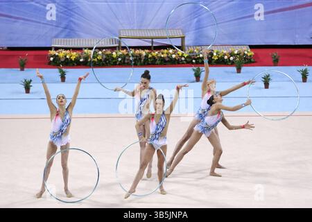 Sofia, Bulgarien - 30. März 2018: Team Spanien tritt bei der Rhythmischen Turnen-Weltmeisterschaft Sofia 2018 mit Basketball auf. Gruppenturnier Stockfoto