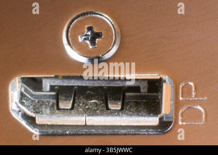 Makroaufnahme eines weiblichen Display Port-Anschluss auf der Metallplatte fixiert mit Metallschraube mit Staub sichtbar Stockfoto