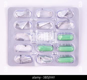 Verwendet grüne Pillen in Silber Kunststoff pack - Blister. Globale pharmazeutische Industrie für Milliarden Dollar pro Jahr. Medikamente für den Einsatz als Medic Stockfoto