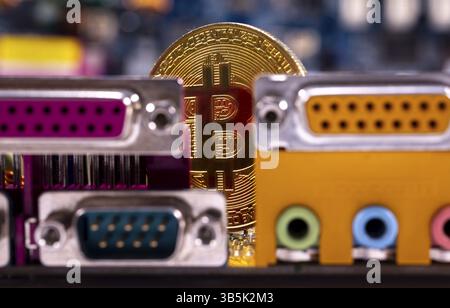 Virtuelle Kryptowährung Geld Bitcoin goldene Münze auf einer Leiterplatte eines Computers. Die Zukunft des Geldes. Computerausrüstung Stockfoto