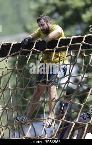 Sofia, Bulgarien - 9. Juli 2016: Ein Teilnehmer klettert beim Legion Run Extremsport Challenge in der Nähe von Sofia. Das Sportereignis ist Schlamm und Hindernis c Stockfoto