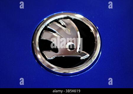 Sofia, Bulgarien - 3. Juni 2022: Nahaufnahme des Skoda-Logos auf einem Auto auf dem Sofia Motor Show Stockfoto