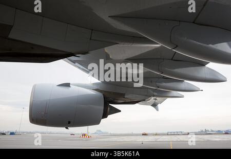 Triebwerk und Flügel des Airbus A380 auf einer Start- und Landebahn eines Flughafens Stockfoto