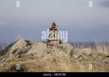 Kleiner Steinmann auf dem Gipfel des Herzogenhorns auf dem Feldberg, Feldberg im Schwarzwald, Deutschland/Deutschland Stockfoto
