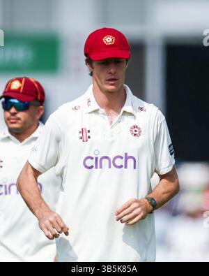 Leicester, Großbritannien. Mai 2025. #30, Calvin Harrison aus Northamptonshire wechselt die Feldposition während des Spiels der County Championship Division 2 zwischen Leicestershire CCC und Northamptonshire CCC am 2. Mai 2025 im Uptonsteel County Ground, Leicester, UK. Foto: Stuart Leggett/UK Sports Pics Ltd Nur redaktionelle Verwendung, Lizenz für kommerzielle Nutzung erforderlich. Keine Verwendung bei Wetten, Spielen oder Publikationen eines einzelnen Clubs/einer Liga/eines Spielers. Quelle: UK Sports Pics Ltd/Alamy Live News Stockfoto