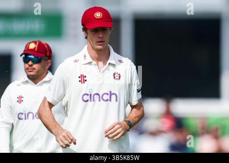 Leicester, Großbritannien. Mai 2025. #30, Calvin Harrison aus Northamptonshire wechselt die Feldposition während des Spiels der County Championship Division 2 zwischen Leicestershire CCC und Northamptonshire CCC am 2. Mai 2025 im Uptonsteel County Ground, Leicester, UK. Foto: Stuart Leggett/UK Sports Pics Ltd Nur redaktionelle Verwendung, Lizenz für kommerzielle Nutzung erforderlich. Keine Verwendung bei Wetten, Spielen oder Publikationen eines einzelnen Clubs/einer Liga/eines Spielers. Quelle: UK Sports Pics Ltd/Alamy Live News Stockfoto