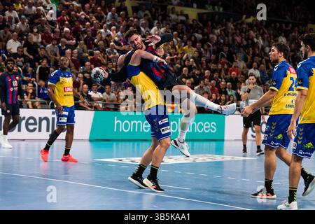 22. September 2022, Barcelona, Spanien: Ludovic Fabregas vom FC Barcelona kämpft am 22. September 2022 im Palau Blaugrana in Barcelona um den Ball mit Artsem Karalek von Lomza Industria Kielce. (Foto: © Javier Borrego/AFP7 via ZUMA Press Wire) Stockfoto