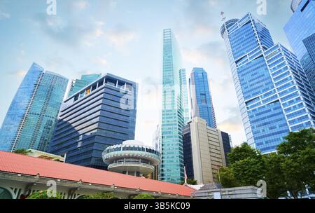 Moderne Wolkenkratzer dominieren die Skyline über den traditionellen Dächern des zentralen Geschäftsviertels singapurs und zeigen die dynamische Mischung der alten Stadt Stockfoto