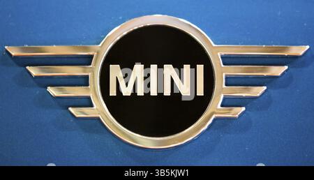 Sofia, Bulgarien - 3. Juni 2022: Nahaufnahme des Mini-Logos auf einem Auto auf der Sofia Motor Show Stockfoto