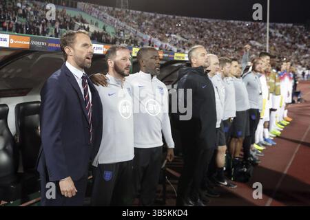 Sofia, Bulgarien - 14. Oktober 2019: Englands Trainer Gareth Southgate (L) wird vor dem Spiel Bulgarien gegen England in der Europameisterschaft 2020 gesehen Stockfoto