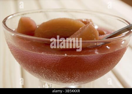 Kompott aus getrockneten Apfel in die Schüssel auf einem Holztisch Stockfoto