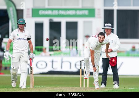 Leicester, Großbritannien. Mai 2025. #75, Justin Broad aus Northamptonshire im Action-Bowling während des Spiels der County Championship Division 2 zwischen Leicestershire CCC und Northamptonshire CCC am 2. Mai 2025 im Uptonsteel County Ground, Leicester, UK. Foto: Stuart Leggett/UK Sports Pics Ltd Nur redaktionelle Verwendung, Lizenz für kommerzielle Nutzung erforderlich. Keine Verwendung bei Wetten, Spielen oder Publikationen eines einzelnen Clubs/einer Liga/eines Spielers. Quelle: UK Sports Pics Ltd/Alamy Live News Stockfoto