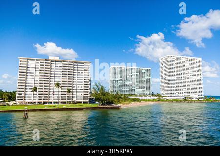 Blick auf Wohnhochhäuser mit herrlichem Strand am Atlantik in Fort Lauderdale. Stockfoto
