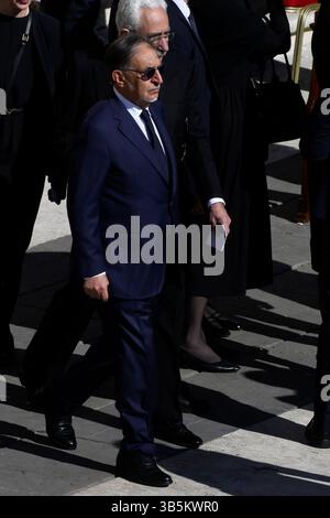 Der italienische Senatspräsident Ignazio La Russa trifft am 26. April 2025 zur Esequialmesse des Papstes Franziskus auf dem Petersplatz in Vatikanstadt ein. Stockfoto