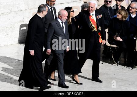 Der ehemalige brasilianische Präsident Luiz Inacio Lula da Silva trifft am 26. April 2025 zur Esequialmesse des Papstes Franziskus auf dem Petersplatz in Vatikanstadt ein. Stockfoto