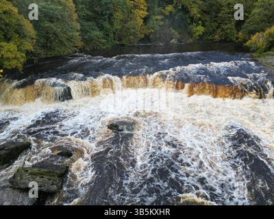 Aus der Vogelperspektive der Aysgarth Falls, Yorkshire Dales, Drehort für Robin Hood: Prince of Thieves, mit rauschenden Gewässern und herbstlicher Landschaft Stockfoto