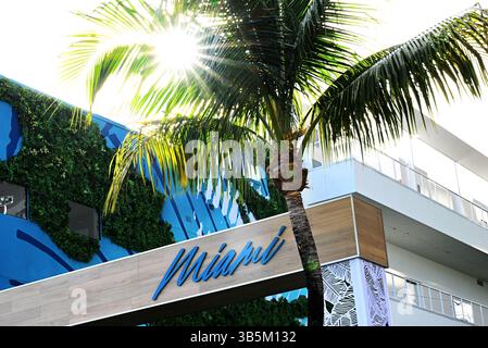 Miami, USA. Mai 2025. Fahrerlager-Atmosphäre. 02.05.2025. Formel-1-Weltmeisterschaft, Rd 6, Miami Grand Prix, Miami, Florida, USA, Sprint-Qualifikationstag. Quelle: James Moy/Alamy Live News Stockfoto