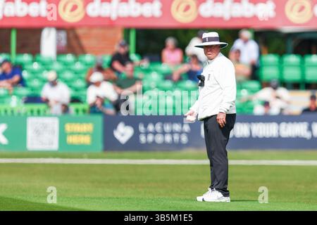 Leicester, Großbritannien. Mai 2025. Der Titelverteidiger Graham Lloyd nutzt seinen Clicker während des Spiels der County Championship Division 2 zwischen Leicestershire CCC und Northamptonshire CCC am 2. Mai 2025 auf dem Gelände des Uptonsteel County in Leicester, Großbritannien. Foto: Stuart Leggett/UK Sports Pics Ltd Nur redaktionelle Verwendung, Lizenz für kommerzielle Nutzung erforderlich. Keine Verwendung bei Wetten, Spielen oder Publikationen eines einzelnen Clubs/einer Liga/eines Spielers. Quelle: UK Sports Pics Ltd/Alamy Live News Stockfoto