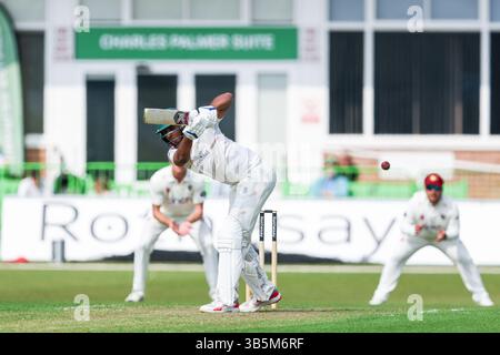 Leicester, Großbritannien. Mai 2025. #26, Rishi Patel aus Leicestershire im Einsatz während des Spiels der County Championship Division 2 zwischen Leicestershire CCC und Northamptonshire CCC am 2. Mai 2025 im Uptonsteel County Ground, Leicester, UK. Foto: Stuart Leggett/UK Sports Pics Ltd Nur redaktionelle Verwendung, Lizenz für kommerzielle Nutzung erforderlich. Keine Verwendung bei Wetten, Spielen oder Publikationen eines einzelnen Clubs/einer Liga/eines Spielers. Quelle: UK Sports Pics Ltd/Alamy Live News Stockfoto