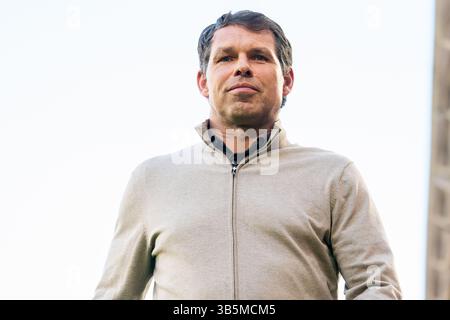 Eindhoven, Niederlande. April 2025. EINDHOVEN, NIEDERLANDE - 12. APRIL: Trainer Jeroen Rijsdijk vom Almere City FC vor dem niederländischen Eredivisie-Spiel zwischen PSV und Almere City FC im Philips Stadion am 12. April 2025 in Eindhoven, Niederlande. (Foto von Joris Verwijst/Orange Pictures) Credit: Orange Pics BV/Alamy Live News Stockfoto
