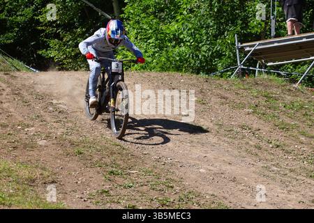 5. August 2022: Iles Finn (3) aus Kanada belegt den ersten Platz in der Qualifikationsrunde MenÃs Downhill des Mercedes-Benz UCI Mountain Bike World Cup 2022 in Mont-Sainte-Anne in Beaupre, Quebec, Kanada. Daniel Lea/CSM (Kreditbild: © Daniel Lea/CSM via ZUMA Press Wire) Stockfoto