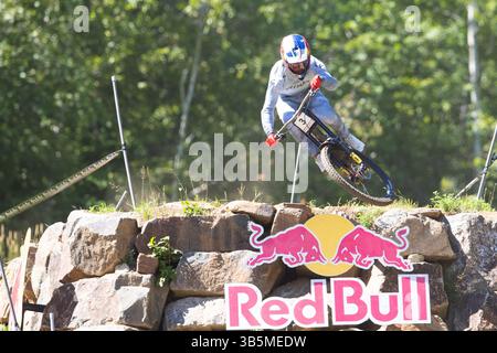 5. August 2022: Iles Finn (3) aus Kanada belegt den ersten Platz in der Qualifikationsrunde MenÃs Downhill des Mercedes-Benz UCI Mountain Bike World Cup 2022 in Mont-Sainte-Anne in Beaupre, Quebec, Kanada. Daniel Lea/CSM (Kreditbild: © Daniel Lea/CSM via ZUMA Press Wire) Stockfoto