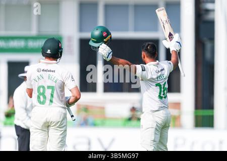 Leicester, Großbritannien. Mai 2025. Rishi Patel aus Leicestershire feiert sein Jahrhundert während des Spiels der County Championship Division 2 zwischen Leicestershire CCC und Northamptonshire CCC am 2. Mai 2025 im Uptonsteel County Ground in Leicester, Großbritannien. Foto: Stuart Leggett/UK Sports Pics Ltd Nur redaktionelle Verwendung, Lizenz für kommerzielle Nutzung erforderlich. Keine Verwendung bei Wetten, Spielen oder Publikationen eines einzelnen Clubs/einer Liga/eines Spielers. Quelle: UK Sports Pics Ltd/Alamy Live News Stockfoto