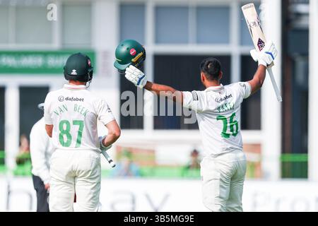 Leicester, Großbritannien. Mai 2025. Rishi Patel aus Leicestershire feiert sein Jahrhundert während des Spiels der County Championship Division 2 zwischen Leicestershire CCC und Northamptonshire CCC am 2. Mai 2025 im Uptonsteel County Ground in Leicester, Großbritannien. Foto: Stuart Leggett/UK Sports Pics Ltd Nur redaktionelle Verwendung, Lizenz für kommerzielle Nutzung erforderlich. Keine Verwendung bei Wetten, Spielen oder Publikationen eines einzelnen Clubs/einer Liga/eines Spielers. Quelle: UK Sports Pics Ltd/Alamy Live News Stockfoto