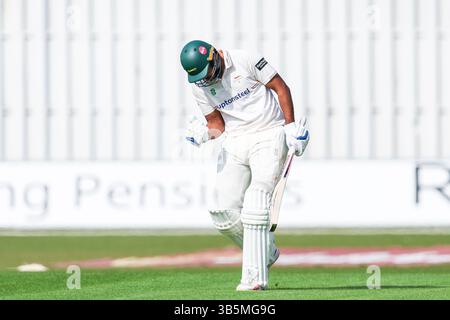 Leicester, Großbritannien. Mai 2025. Rishi Patel aus Leicestershire feiert sein Jahrhundert während des Spiels der County Championship Division 2 zwischen Leicestershire CCC und Northamptonshire CCC am 2. Mai 2025 im Uptonsteel County Ground in Leicester, Großbritannien. Foto: Stuart Leggett/UK Sports Pics Ltd Nur redaktionelle Verwendung, Lizenz für kommerzielle Nutzung erforderlich. Keine Verwendung bei Wetten, Spielen oder Publikationen eines einzelnen Clubs/einer Liga/eines Spielers. Quelle: UK Sports Pics Ltd/Alamy Live News Stockfoto