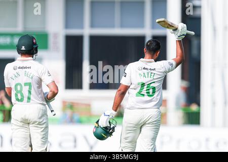 Leicester, Großbritannien. Mai 2025. Rishi Patel aus Leicestershire feiert sein Jahrhundert während des Spiels der County Championship Division 2 zwischen Leicestershire CCC und Northamptonshire CCC am 2. Mai 2025 im Uptonsteel County Ground in Leicester, Großbritannien. Foto: Stuart Leggett/UK Sports Pics Ltd Nur redaktionelle Verwendung, Lizenz für kommerzielle Nutzung erforderlich. Keine Verwendung bei Wetten, Spielen oder Publikationen eines einzelnen Clubs/einer Liga/eines Spielers. Quelle: UK Sports Pics Ltd/Alamy Live News Stockfoto