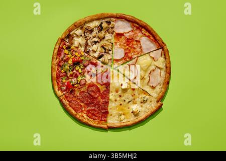 Runde Pizza, die in sechs Scheiben geschnitten ist, mit verschiedenen Belägen auf leuchtendem grünem Hintergrund Stockfoto