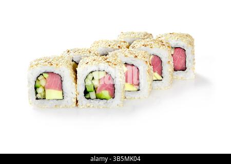 Frisch zubereitete Uamaki-Sushi-Brötchen mit Thunfisch, Avocado, Gurke und Sesamsamen, auf einem sauberen weißen Hintergrund angeordnet Stockfoto