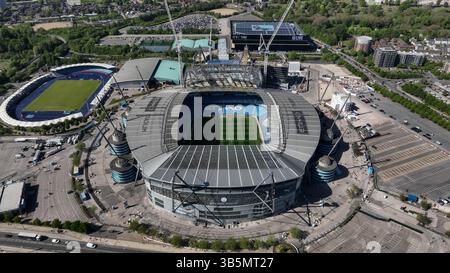 Eine Luftaufnahme des Etihad Stadions während des Premier League Spiels Manchester City gegen Wolverhampton Wanderers im Etihad Stadium, Manchester, Großbritannien, 2. Mai 2025 (Foto: Mark Cosgrove/News Images) Stockfoto