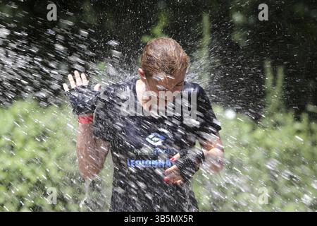 Sofia, Bulgarien - 9. Juli 2016: Eine Teilnehmerin nimmt an der extremen Sportwettbewerb Legion Run in der Nähe von Sofia Teil. Die Sportveranstaltung ist Schlamm und Obsta Stockfoto