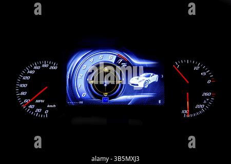 Modernes Licht Auto Laufleistung (Armaturenbrett, Tachostand) auf schwarzem Hintergrund isoliert. Neue Anzeige eines modernen Autos. MPH, Treibstoff und Temperatur (Fahrenheit) Ziffer Stockfoto