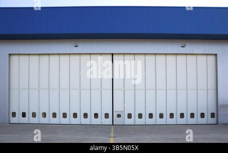 Flughafen-Hangar von außen mit großen, hohen Türen. Vorderansicht Stockfoto