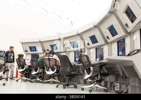 Sofia, Bulgarien - 12. September 2016: Fluglotsen arbeiten im Flugkontrollturm am Flughafen Sofia Stockfoto