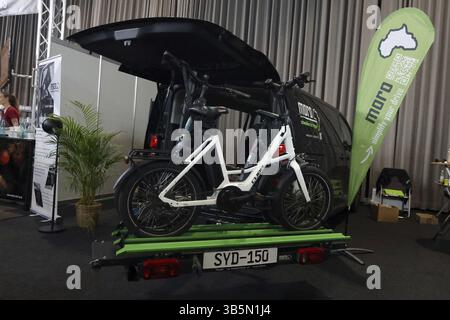 Die Firma Moro präsentierte auf der Caravan Live Freiburg 2024 - der Messe für campe - einen neuartigen Fahrradträger, der auch für E-Bikes geeignet ist Stockfoto
