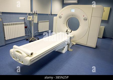 Magnetresonanztomographie (MRT) in einer neuen neurochirurgischen Klinik in einem modernen, auf die Behandlung zerebrovaskulärer Erkrankungen spezialisierten Krankenhaus Stockfoto