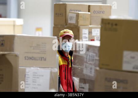 Sofia, Bulgarien - 10. Mai 2021: Mitarbeiter arbeitet im DHL Express Center am Flughafen Sofia Stockfoto