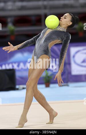 Sofia, Bulgarien - 30. März 2018: Alessia Russo Italien tritt mit Ball bei der Rhythmischen Turnen-Weltmeisterschaft Sofia 2018 auf. Einzelturnier Stockfoto
