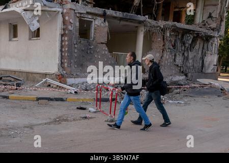 7. September 2022, Charkiw, Ukraine: Die Menschen gehen an den Folgen des nächtlichen Bombardierens während des russisch-ukrainischen Krieges in Charkiw, Ukraine am 8. September 2022 vorbei. Die Stadt Charkiw ist ständig von Bombenangriffen bedroht. (Bild: © David Ryder/ZUMA Press Wire) Stockfoto