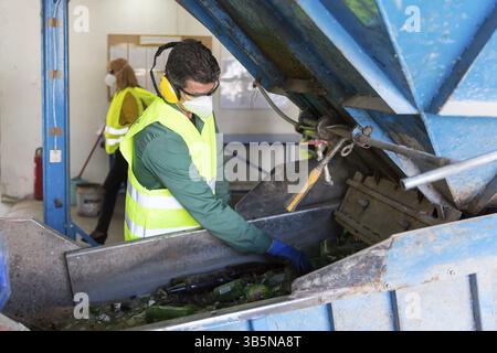 Sofia, Bulgarien - 26. Mai 2016: Glas Abfall Arbeitskraft ist Glasflaschen in einer recycling-Anlage recycling. Verschiedene Glas Flasche Verpackungsabfälle. Glas-w Stockfoto