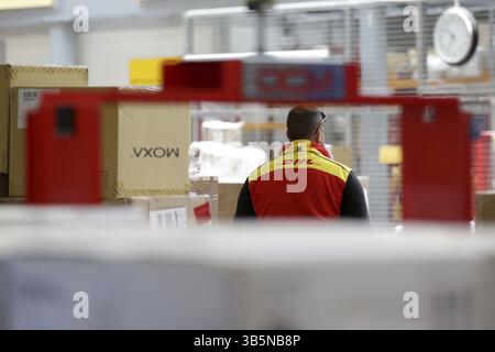 Sofia, Bulgarien - 10. Mai 2021: Mitarbeiter arbeitet im DHL Express Center am Flughafen Sofia Stockfoto