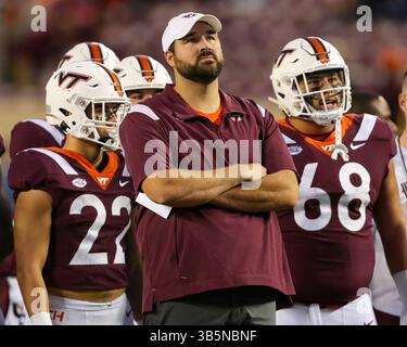 10. September 2022: Virginia Tech Offensive Coordinator Tyler Bowen beobachtet während der Vorspielaufwärmphase für das NCAA Football Spiel zwischen den Boston College Eagles und den Virginia Tech Hokies im Lane Stadium in Blacksburg, Virginia. Greg Atkins/CSM (Bild: © Greg Atkins/CSM via ZUMA Press Wire) Stockfoto