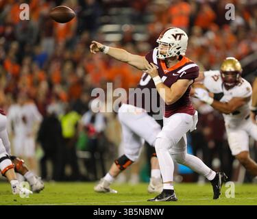 10. September 2022: Virginia Tech Hokies Quarterback Grant Wells (6) übergibt den Ball während des NCAA-Fußballspiels zwischen den Boston College Eagles und den Virginia Tech Hokies im Lane Stadium in Blacksburg, Virginia. Greg Atkins/CSM (Bild: © Greg Atkins/CSM via ZUMA Press Wire) Stockfoto