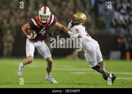 10. September 2022: Virginia Tech Hokies Tight End Connor Blumrick (4) stiff bewaffnet einen Verteidiger während des NCAA-Fußballspiels zwischen den Boston College Eagles und den Virginia Tech Hokies im Lane Stadium in Blacksburg, Virginia. Greg Atkins/CSM (Bild: © Greg Atkins/CSM via ZUMA Press Wire) Stockfoto