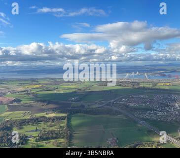 Edinburgh Forth Bridges fliegen hoch über Europa. Ansicht vom Flugzeugfenster. Wolken am Himmel von oben Stockfoto