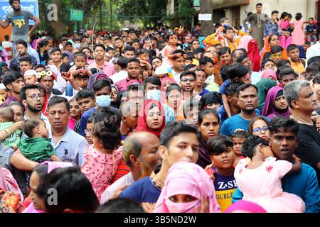 4. Mai 2022, Dhaka, Bangladesch: Nach zwei Jahren pandemisch verursachter Schließung besuchen Tausende am Tag nach Eid-ul-Fitr die Wiedereröffnung des Nationalen Zoos von Mirpur. (Bild: © Habibur Rahman/ZUMA Press Wire Service) Stockfoto